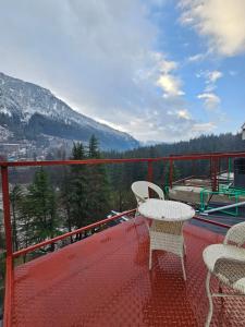 A general mountain view or a mountain view taken from moteleket