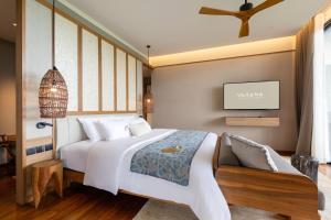 Postel nebo postele na pokoji v ubytování VARANA Krabi Hotel