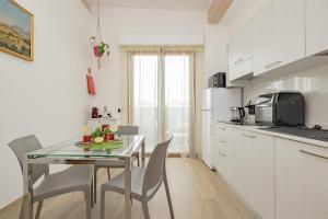 a kitchen and dining room with a table and chairs at A10 Arcobaleno ACCOGLIENTE MONOLOCALE Rho-Fiera -Laghi & MXP in Cesate