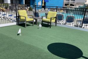 Bazén v ubytování Days Inn by Wyndham Virginia Beach At The Beach nebo v jeho okolí