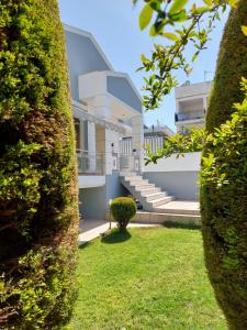 a view of a house through a hedge at La maison de Catherine in Volos