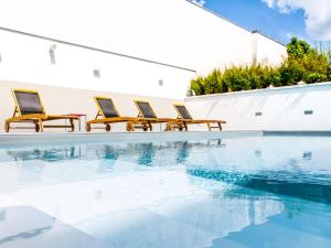 A piscina localizada em Novotel Blois Centre Val De Loire ou nos arredores