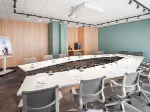 Área de negócios e/ou sala de conferências em Novotel Blois Centre Val De Loire
