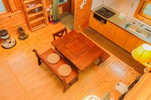 an overhead view of a kitchen with a table and chairs at ペルセウス座流星群の体験 Villa Dottaru 土樽の自然に囲まれた大人の秘密基地 in Yuzawa