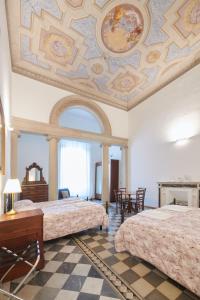 sypialnia z 2 łóżkami i kasetonowym sufitem w obiekcie Casa Santo Nome di Gesu we Florencji +66 zdjęć