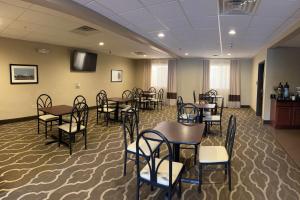 a dining room with tables and chairs in a room at Days Inn & Suites by Wyndham Manheim Lebanon in Manheim