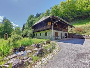 a large building with a roof on top of it at APPARTEMENT-3-CHAMBRES-8-COUCHAGES-WIFI-MONTRIOND-CHEBOURINS in Montriond