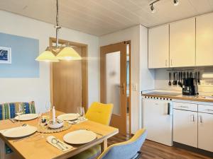 Kuchyň nebo kuchyňský kout v ubytování Ferienwohnung Rebgarten - gemütliche und komfortable Familienunterkunft