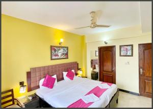 Postel nebo postele na pokoji v ubytování HOTEL THE SURYA # BEACH Near Sea Beach & Jagannath Tempe - Restaurant- Lift and Parking Facilities - Fully Air Conditioning Room - Best Hotel In Puri