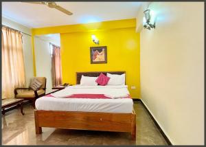 Postel nebo postele na pokoji v ubytování HOTEL THE SURYA # BEACH Near Sea Beach & Jagannath Tempe - Restaurant- Lift and Parking Facilities - Fully Air Conditioning Room - Best Hotel In Puri