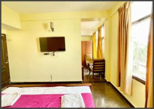 TV a/nebo společenská místnost v ubytování HOTEL THE SURYA # BEACH Near Sea Beach & Jagannath Tempe - Restaurant- Lift and Parking Facilities - Fully Air Conditioning Room - Best Hotel In Puri