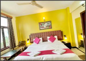 Postel nebo postele na pokoji v ubytování HOTEL THE SURYA # BEACH Near Sea Beach & Jagannath Tempe - Restaurant- Lift and Parking Facilities - Fully Air Conditioning Room - Best Hotel In Puri