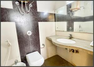Koupelna v ubytování HOTEL THE SURYA # BEACH Near Sea Beach & Jagannath Tempe - Restaurant- Lift and Parking Facilities - Fully Air Conditioning Room - Best Hotel In Puri
