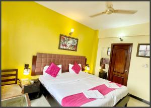 Postel nebo postele na pokoji v ubytování HOTEL THE SURYA # BEACH Near Sea Beach & Jagannath Tempe - Restaurant- Lift and Parking Facilities - Fully Air Conditioning Room - Best Hotel In Puri
