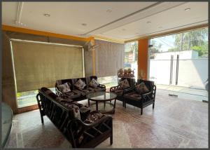 Posezení v ubytování HOTEL THE SURYA # BEACH Near Sea Beach & Jagannath Tempe - Restaurant- Lift and Parking Facilities - Fully Air Conditioning Room - Best Hotel In Puri
