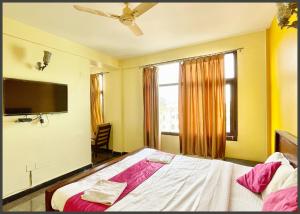 Postel nebo postele na pokoji v ubytování HOTEL THE SURYA # BEACH Near Sea Beach & Jagannath Tempe - Restaurant- Lift and Parking Facilities - Fully Air Conditioning Room - Best Hotel In Puri