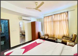 Postel nebo postele na pokoji v ubytování HOTEL THE SURYA # BEACH Near Sea Beach & Jagannath Tempe - Restaurant- Lift and Parking Facilities - Fully Air Conditioning Room - Best Hotel In Puri