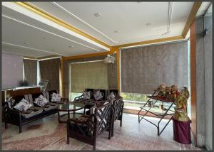 Posezení v ubytování HOTEL THE SURYA # BEACH Near Sea Beach & Jagannath Tempe - Restaurant- Lift and Parking Facilities - Fully Air Conditioning Room - Best Hotel In Puri