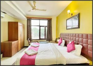 Postel nebo postele na pokoji v ubytování HOTEL THE SURYA # BEACH Near Sea Beach & Jagannath Tempe - Restaurant- Lift and Parking Facilities - Fully Air Conditioning Room - Best Hotel In Puri
