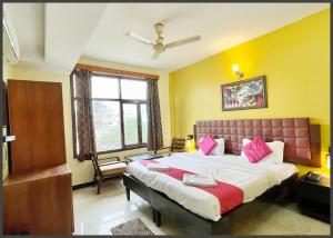 Postel nebo postele na pokoji v ubytování HOTEL THE SURYA # BEACH Near Sea Beach & Jagannath Tempe - Restaurant- Lift and Parking Facilities - Fully Air Conditioning Room - Best Hotel In Puri