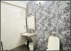 Koupelna v ubytování HOTEL THE SURYA # BEACH Near Sea Beach & Jagannath Tempe - Restaurant- Lift and Parking Facilities - Fully Air Conditioning Room - Best Hotel In Puri