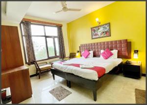Postel nebo postele na pokoji v ubytování HOTEL THE SURYA # BEACH Near Sea Beach & Jagannath Tempe - Restaurant- Lift and Parking Facilities - Fully Air Conditioning Room - Best Hotel In Puri