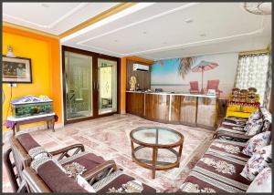 Posezení v ubytování HOTEL THE SURYA # BEACH Near Sea Beach & Jagannath Tempe - Restaurant- Lift and Parking Facilities - Fully Air Conditioning Room - Best Hotel In Puri