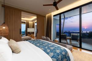Postel nebo postele na pokoji v ubytování VARANA Krabi Hotel