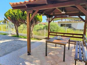 Φωτογραφία από το άλμπουμ του Elena's 3BR Maisonette with Garden & Pool στα Νέα Πλάγια