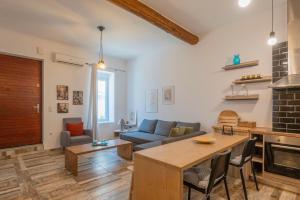 a living room with a couch and a table at casa in piazza in Pylos