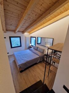 a large bedroom with a bed and a table at Dimore d'Oltremare - Appartamento Libeccio in Lavagna +11 photos