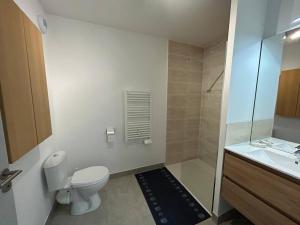 Un baño con inodoro, ducha y lavabo. en Naïa Coud, en Sérignan 8 fotos más