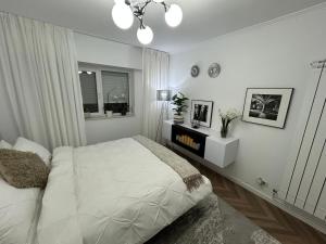 Un dormitorio blanco con una cama y una ventana. en Romina b&b, en Hîrşova 17 fotos más