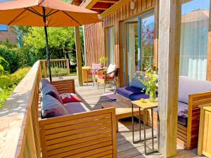 Ein Balkon oder eine Terrasse in der Unterkunft Chalet Attersee - ganzes Ferienhaus, Seeblick, Kamin, Sauna