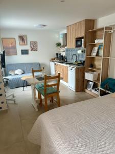 Una cocina y una sala de estar con una mesa y un sofá. en La medusa flamenca, en Santa Pola