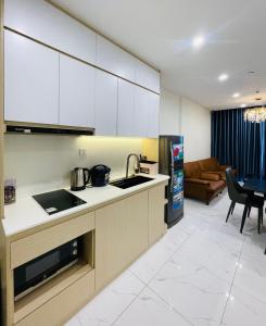 Η κουζίνα ή μικρή κουζίνα στο Căn hộ Vinhomes 2BR view sông Đồng Nai
