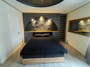 - une chambre avec un lit doté d'une grande tête de lit en métal dans l'établissement Tallinna mnt Kodu, à Pärnu