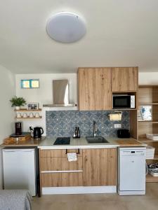 una cocina con fregadero y estufa horno superior en La medusa flamenca, en Santa Pola 2 fotos más