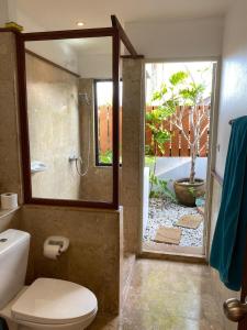 Ένα μπάνιο στο Beautiful garden 3 bedroom villa close to beach