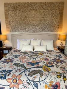 Ένα ή περισσότερα κρεβάτια σε δωμάτιο στο Beautiful garden 3 bedroom villa close to beach +35 φωτογραφίες