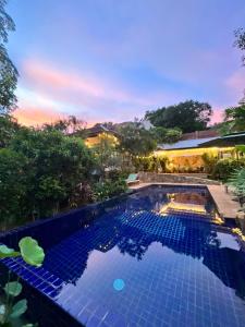 Πισίνα στο ή κοντά στο Beautiful garden 3 bedroom villa close to beach