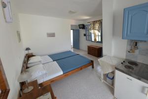 a small room with a bed and a kitchen at Maistrali Studios in Diafani