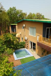 una casa con una piscina di fronte di Nanau Resort & Spa a Ramnagar