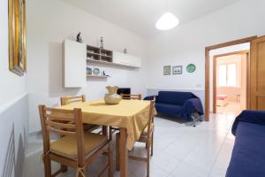 阿尔盖罗Onda Blu的厨房兼餐厅，配有桌椅