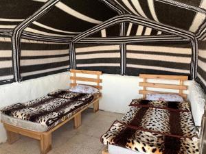 Postel nebo postele na pokoji v ubytování Al -Nawatef Eco Lodge + 31 fotografií