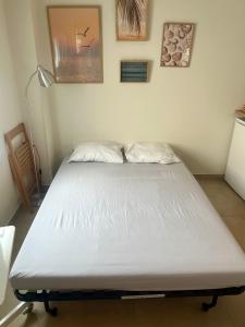 Cama en habitación con colchón blanco en La medusa flamenca, en Santa Pola