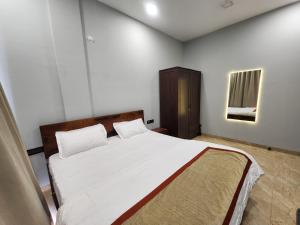 Postel nebo postele na pokoji v ubytování Twilight Stays ll 2PM VILLA ll Swimming Pool ll 2BHK ll AC ll BBQ + 22 fotografií