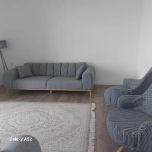 un soggiorno con un divano e due poltrone di French village two a Duhok