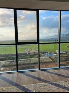 una stanza vuota con vista da una finestra di French village two a Duhok