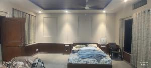 Un dormitorio con una cama con mantas azules. en Oh lovely Lake, en Udaipur 4 fotos más
